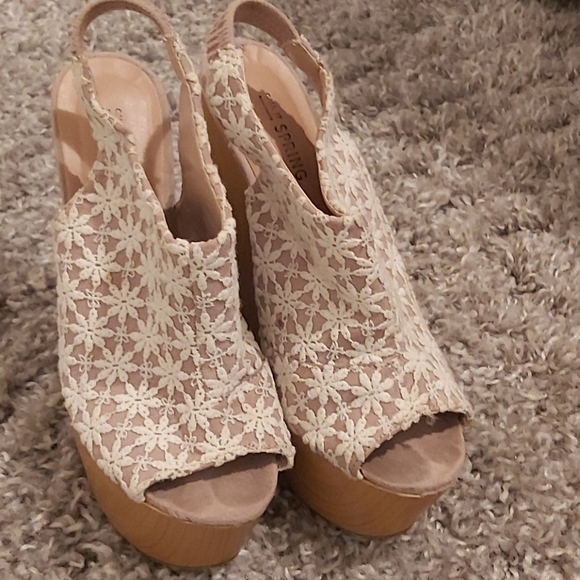 Shose - Picture 1 of 2